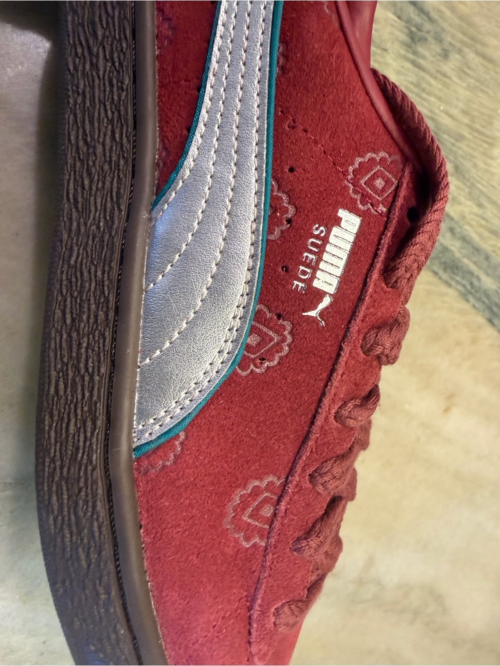 Puma Suede Juniors Burgundy Sneaker with Silver Formstripe size 5.5 Junior